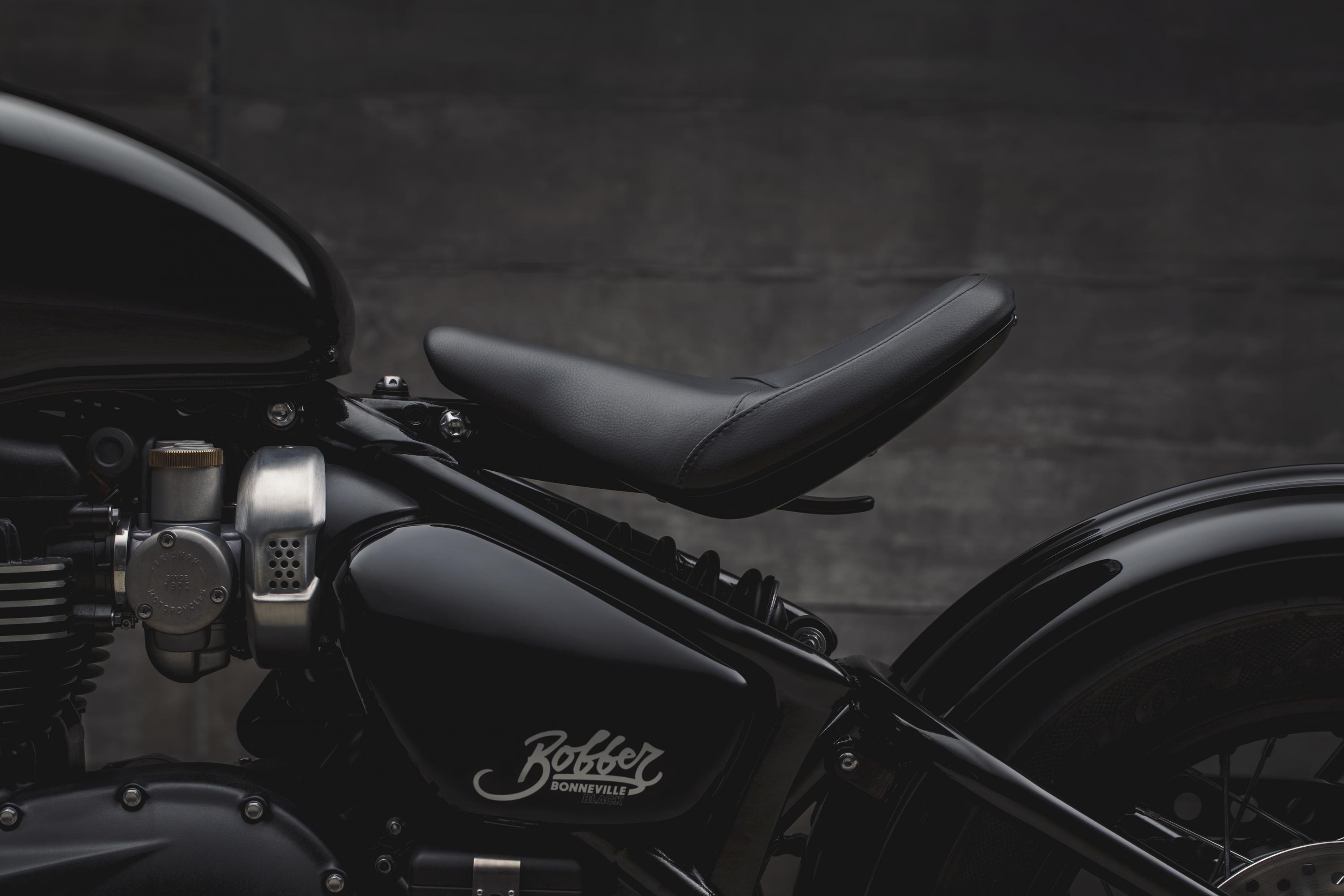 Triumph 10. Мотоцикл Триумф Бонневиль Блэк. Triumph Bonneville Bobber Black 2018. Triumph Bonneville Bobber Black. Мотоцикл Triumph Bonneville Bobber 2020.