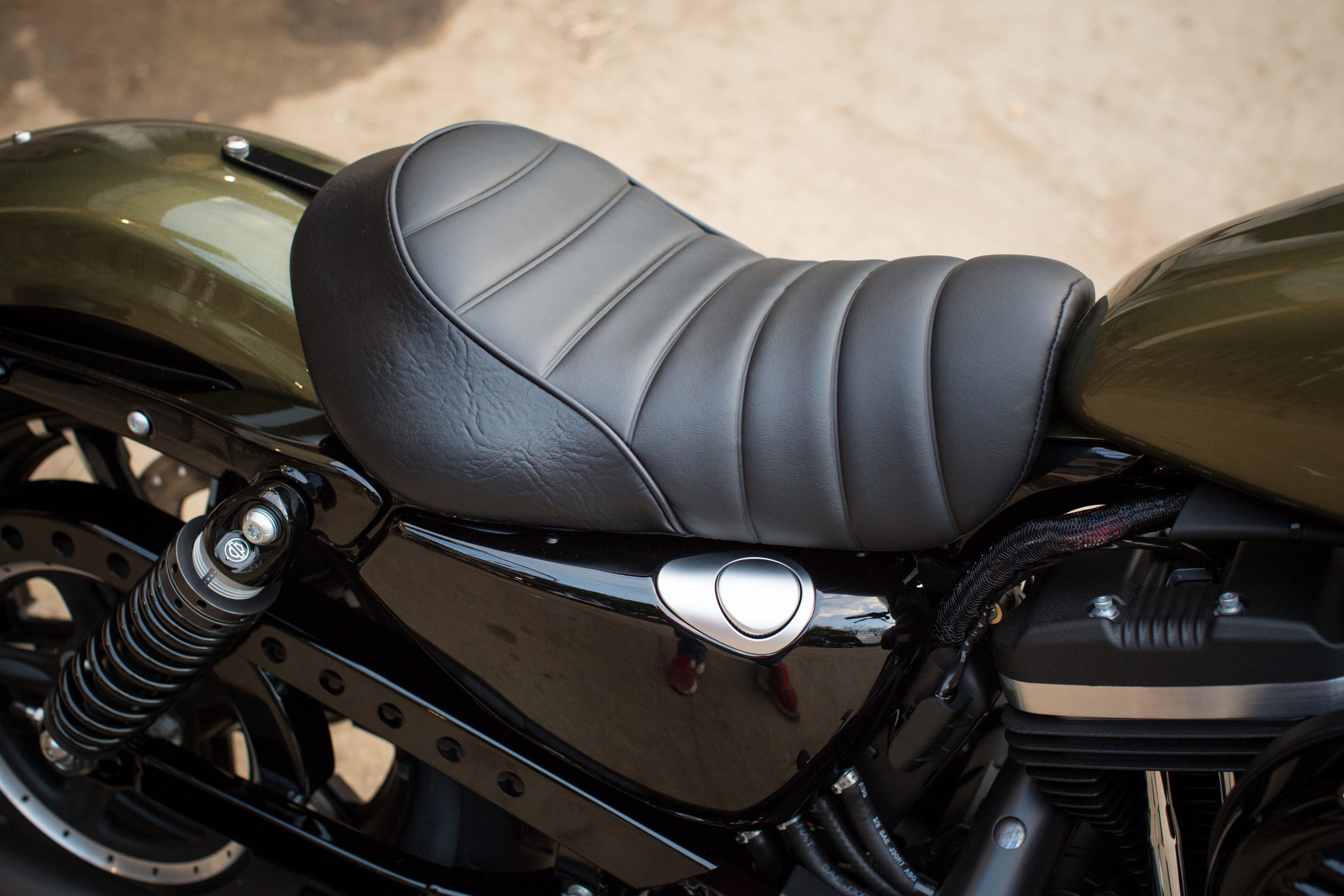 iron 883 stock seat